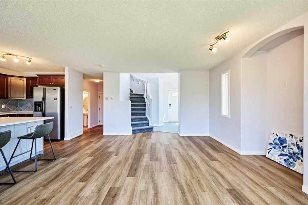 153 Royal Birch Bay NW, Calgary — photo 4 of 38