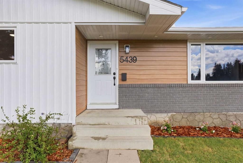 5439 Dalrymple Crescent NW, Calgary — photo 4 of 50