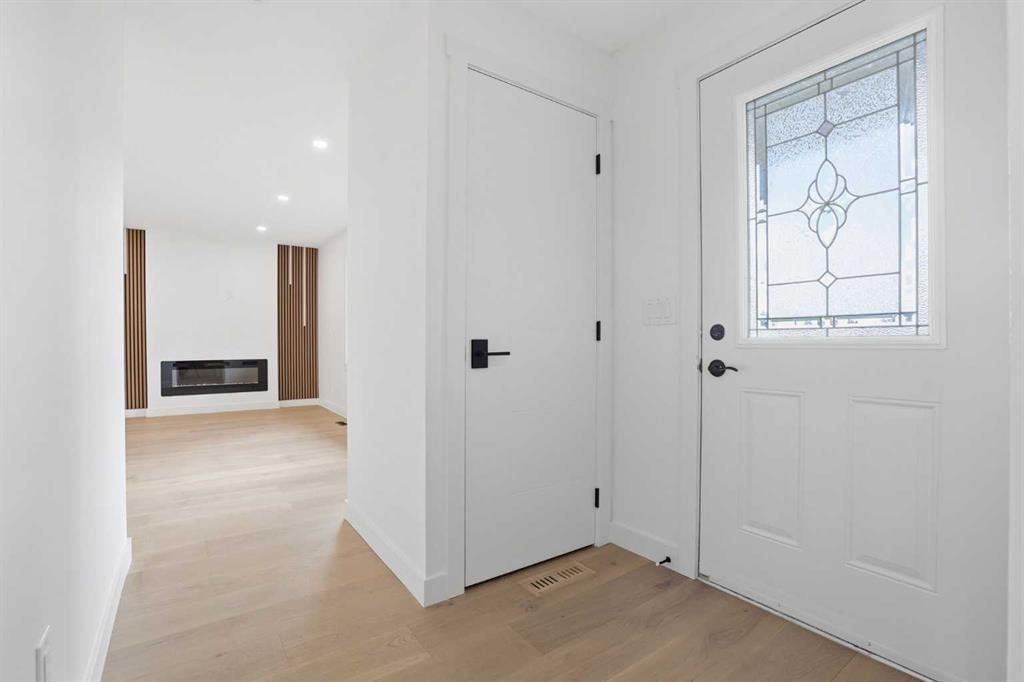 5439 Dalrymple Crescent NW, Calgary — photo 5 of 50