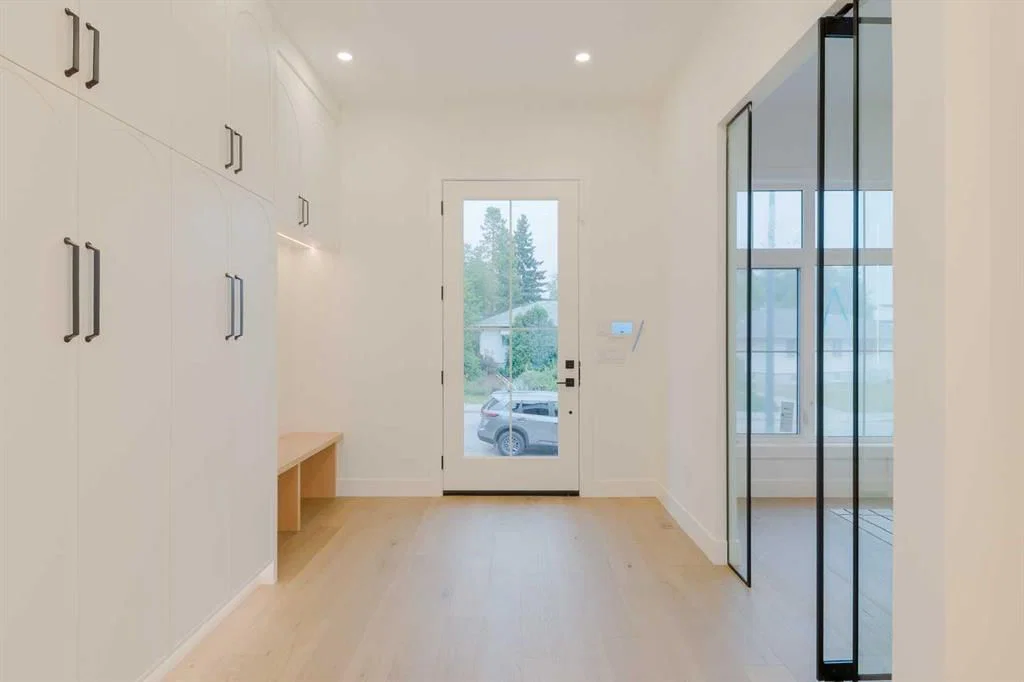 2207 Victoria Crescent NW, Calgary — photo 4 of 50