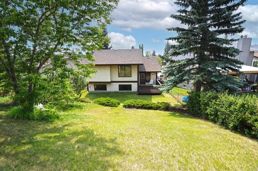 52 Edgeland Road NW, Calgary — photo 4 of 39