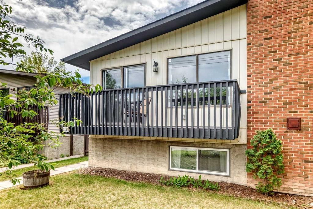 5233 17 Avenue NW, Calgary — photo 2 of 37
