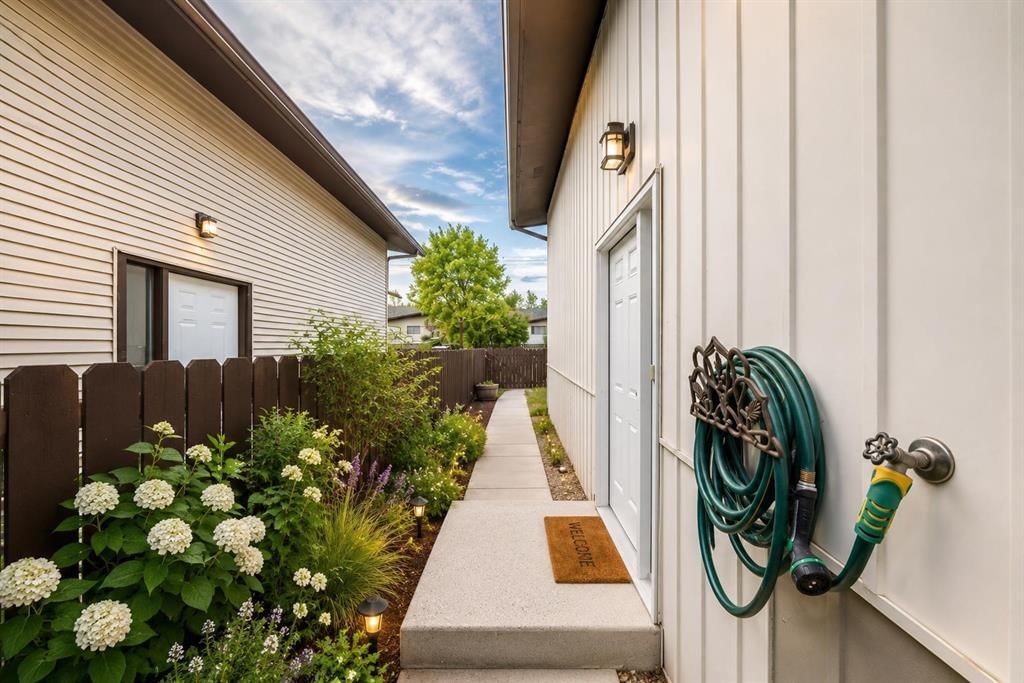 5233 17 Avenue NW, Calgary — photo 3 of 37