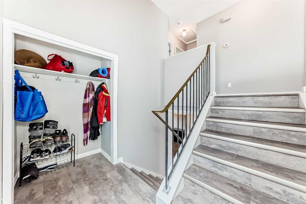 5233 17 Avenue NW, Calgary — photo 5 of 37