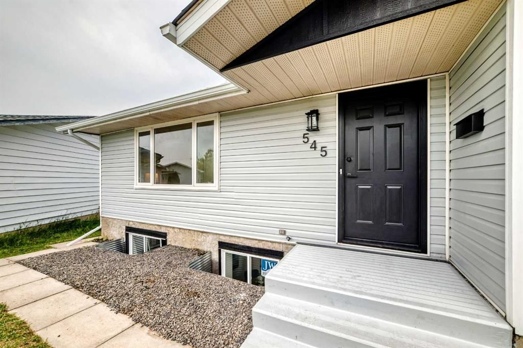 545 Madeira Drive NE, Calgary — photo 2 of 50