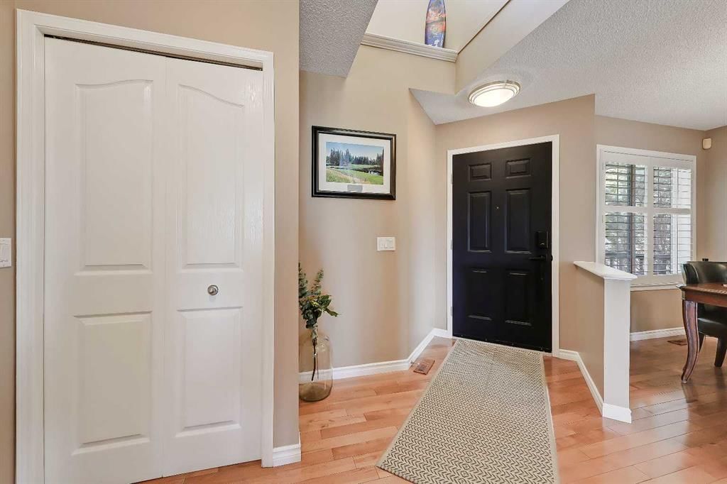 46 Spring View SW, Calgary — photo 2 of 38