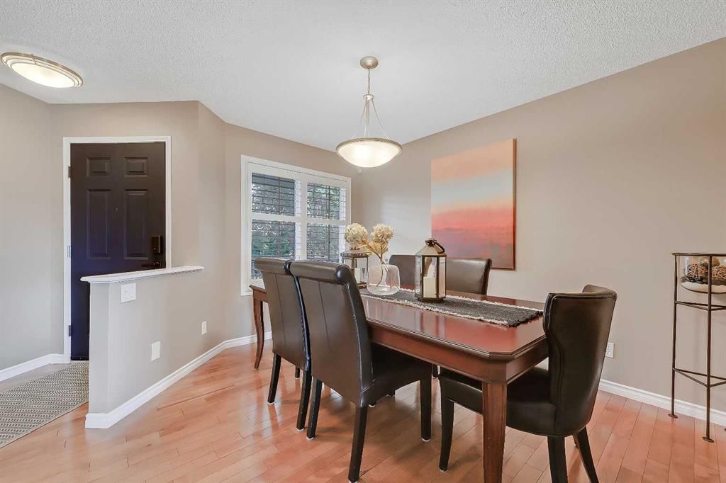 46 Spring View SW, Calgary — photo 3 of 38