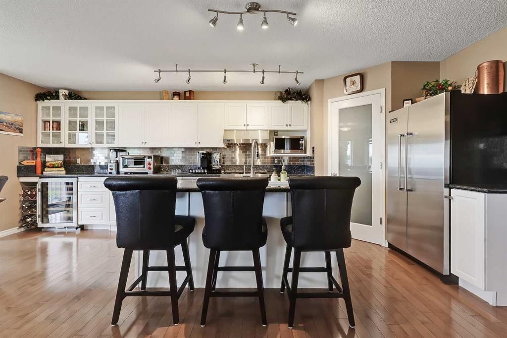 46 Spring View SW, Calgary — photo 4 of 38