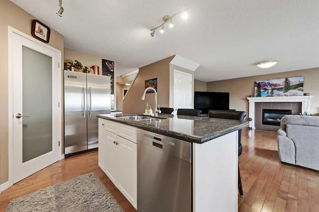 46 Spring View SW, Calgary — photo 5 of 38