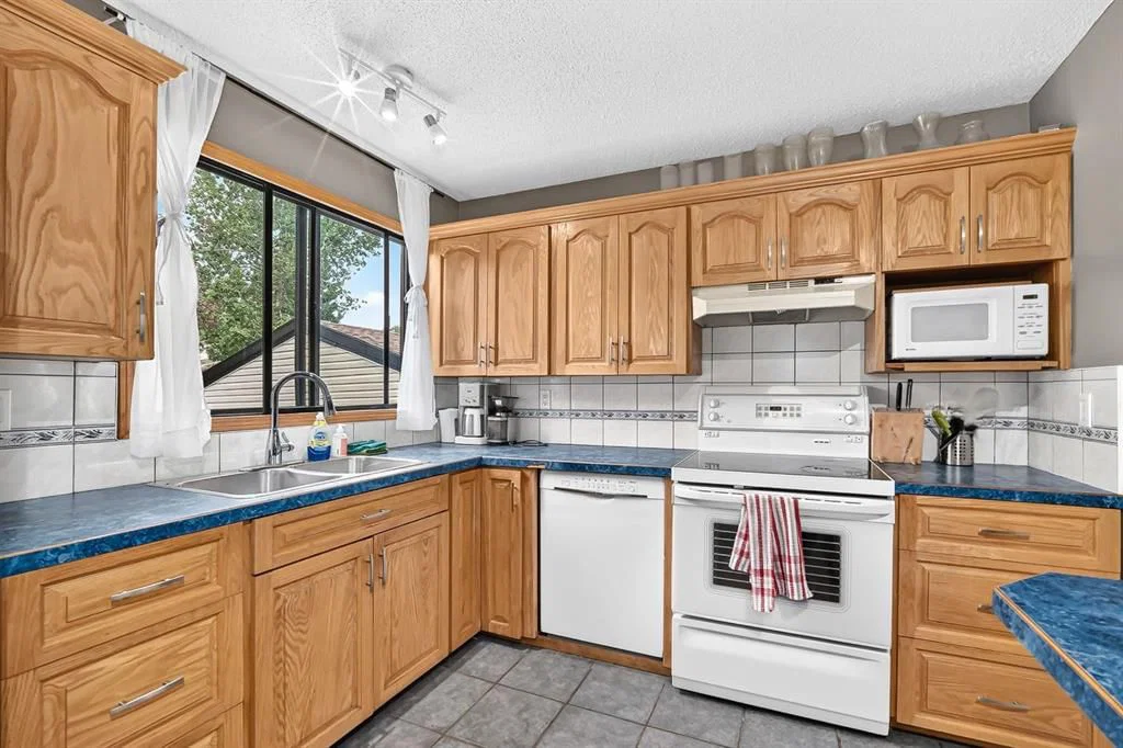 961 Ranchview Crescent NW, Calgary — photo 5 of 41