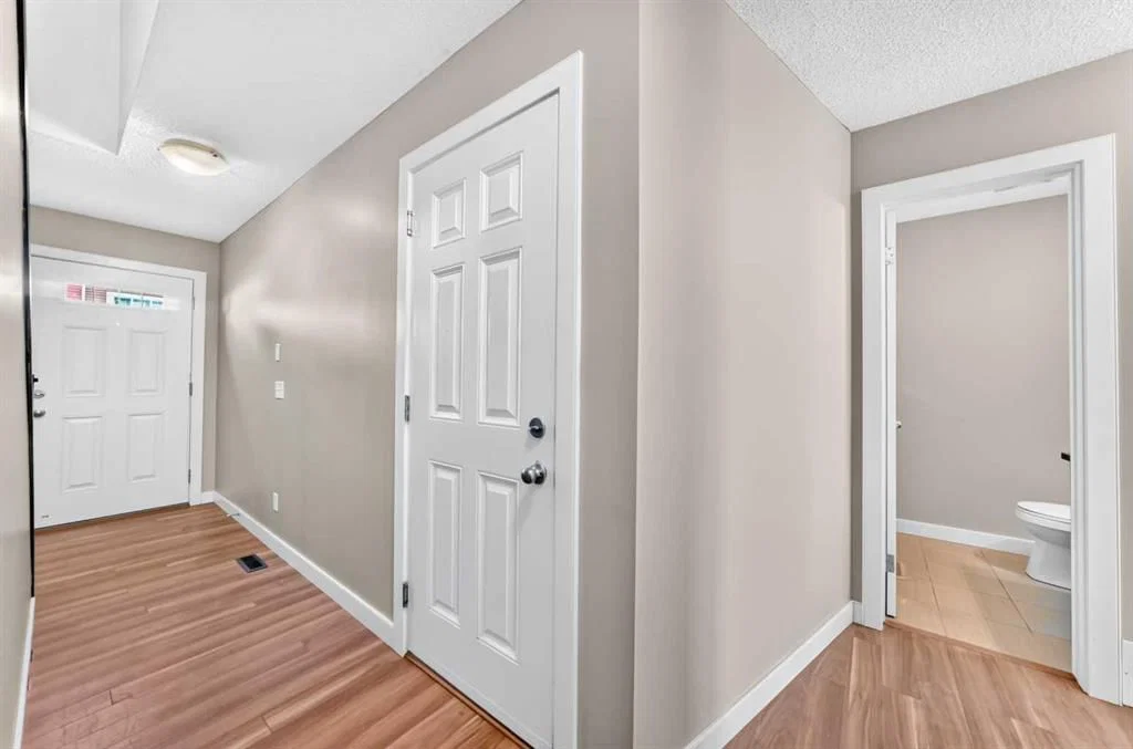 141 Pantego Lane NW, Calgary — photo 3 of 49
