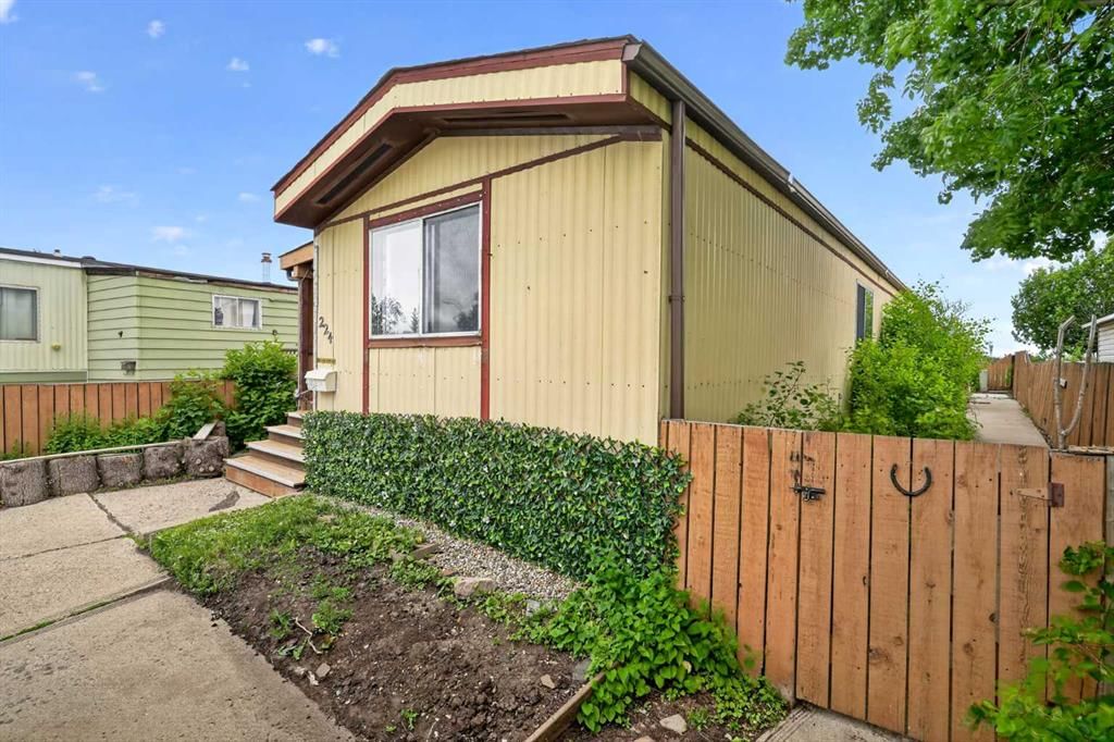 224 Huntwell Road NE, Calgary — photo 2 of 36