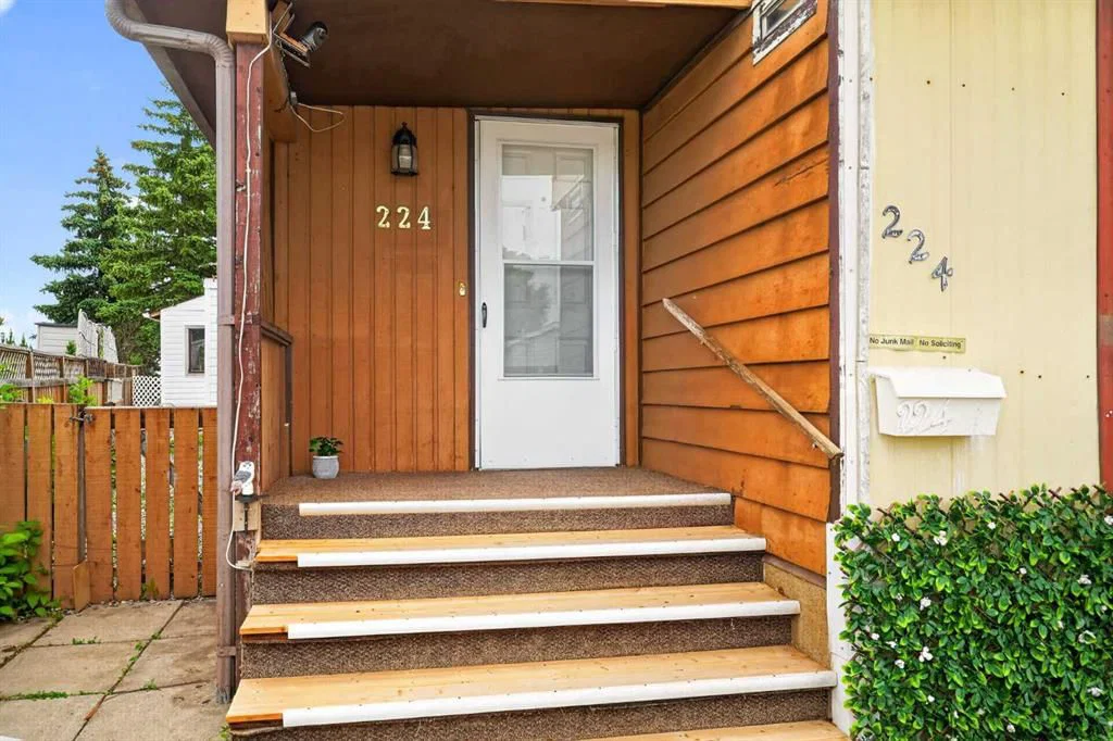 224 Huntwell Road NE, Calgary — photo 3 of 36