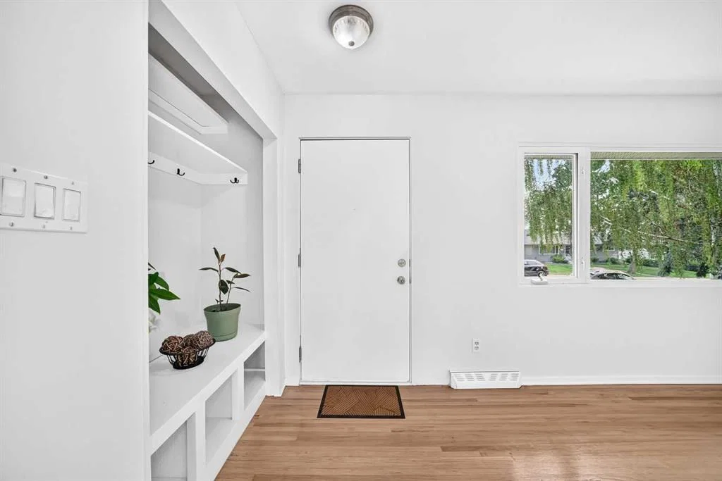 39 Healy Drive SW, Calgary — photo 3 of 38