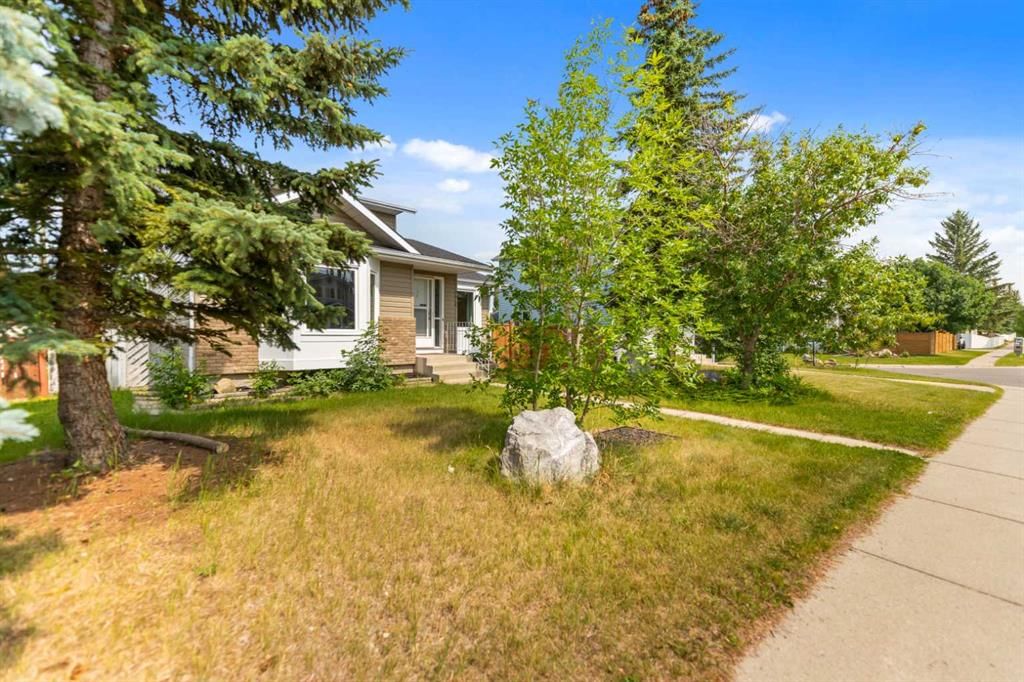 226 Sandstone Drive NW, Calgary — photo 2 of 35