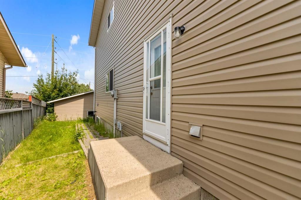226 Sandstone Drive NW, Calgary — photo 3 of 35