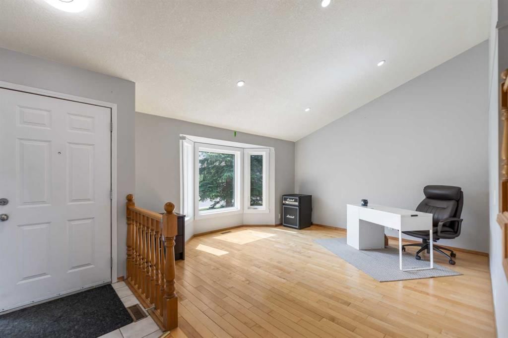 226 Sandstone Drive NW, Calgary — photo 4 of 35