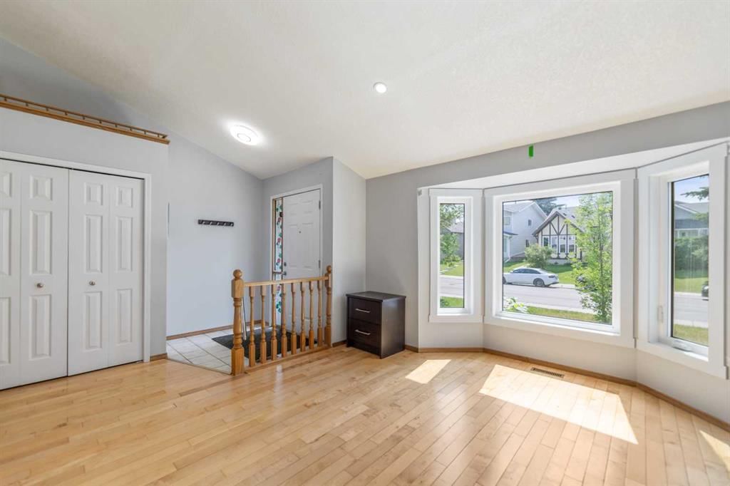 226 Sandstone Drive NW, Calgary — photo 5 of 35
