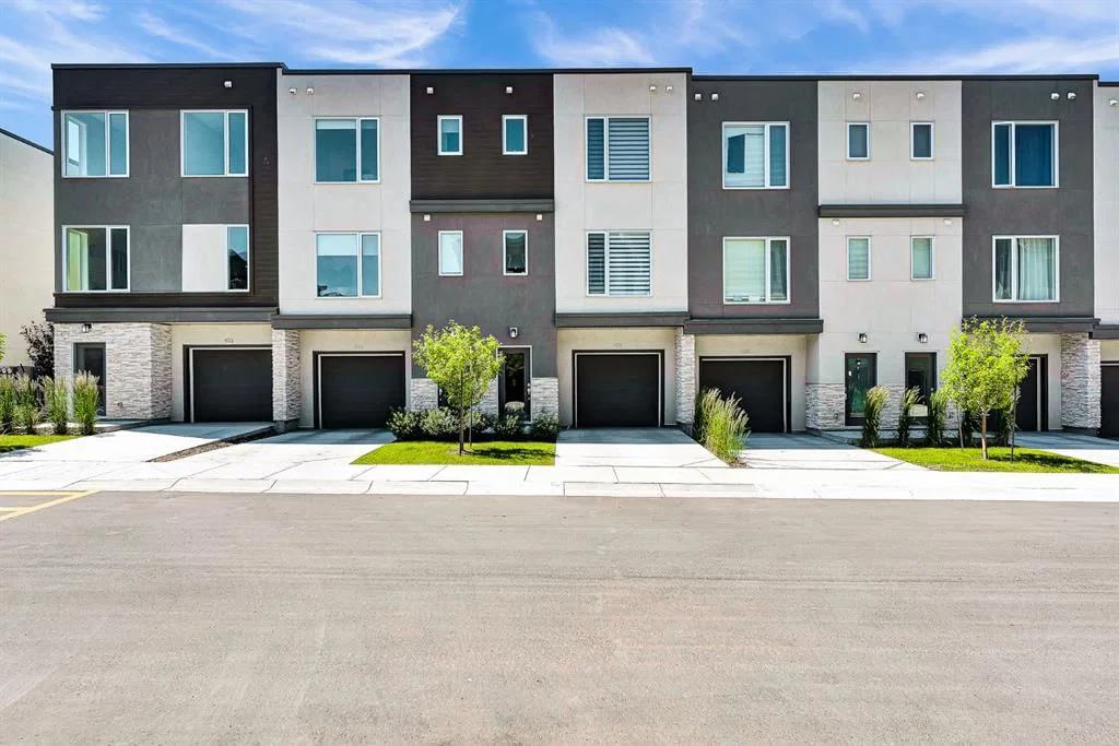 426 Shawnee Square SW, Calgary — main listing photo