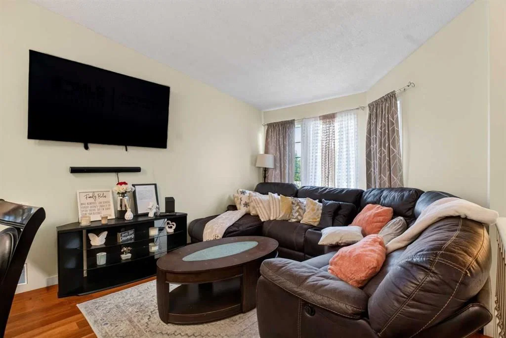 403 Shawinigan Drive SW, Calgary — photo 4 of 36