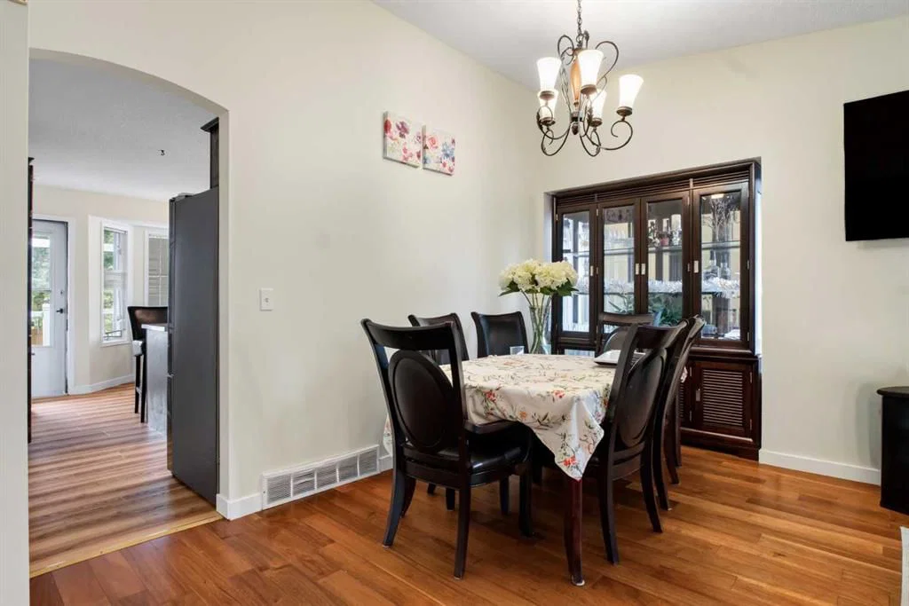 403 Shawinigan Drive SW, Calgary — photo 5 of 36