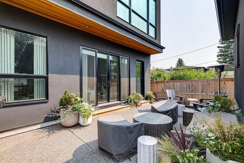 4407 17 Street SW, Calgary — photo 3 of 48