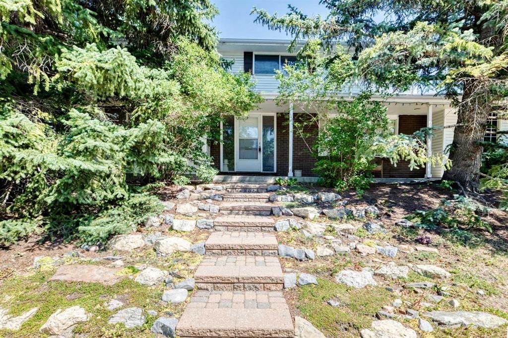 2 Varsplain Place NW, Calgary — main listing photo
