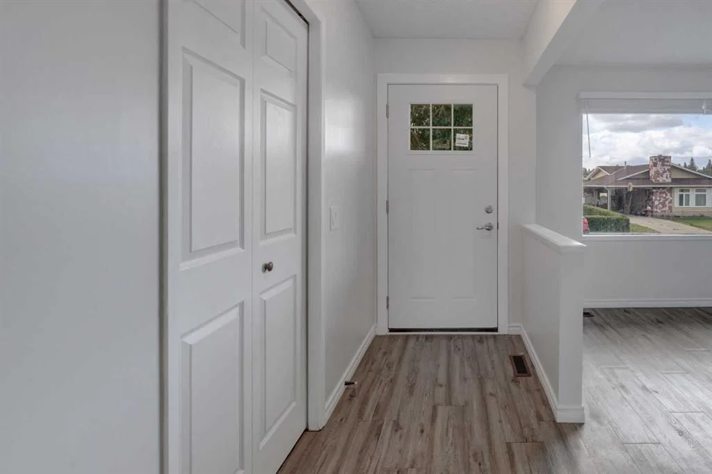 452 Queen Alexandra Way SE, Calgary — photo 2 of 50