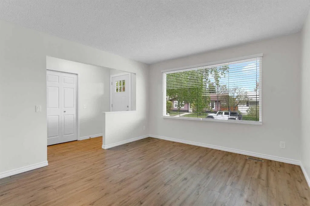 452 Queen Alexandra Way SE, Calgary — photo 5 of 50
