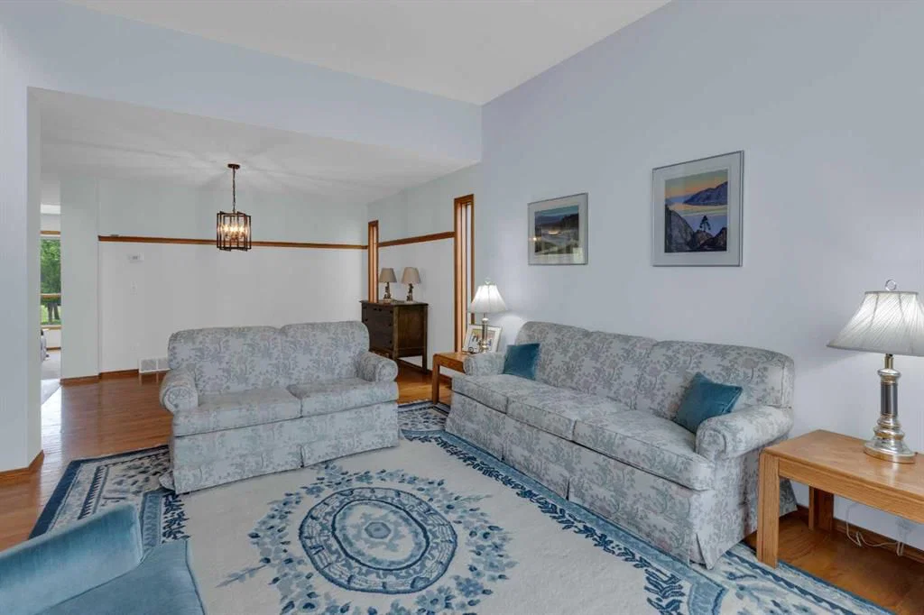 359 Schubert Place NW, Calgary — photo 4 of 37