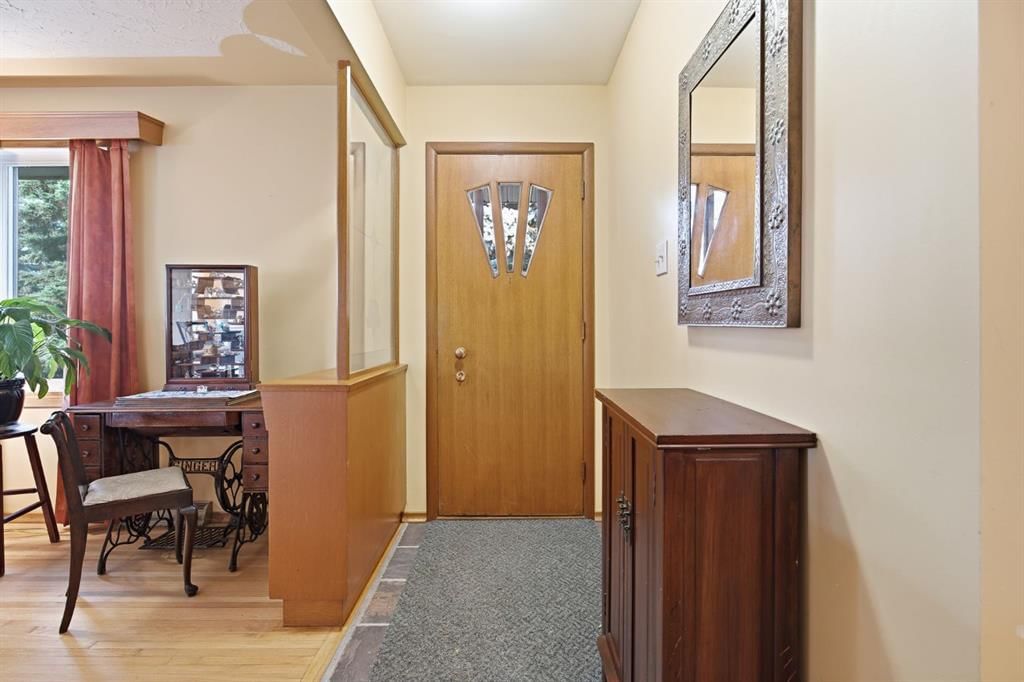 2024 Crocus Road NW, Calgary — photo 4 of 41