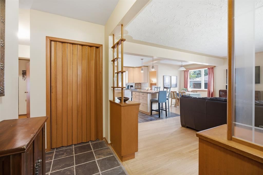 2024 Crocus Road NW, Calgary — photo 5 of 41