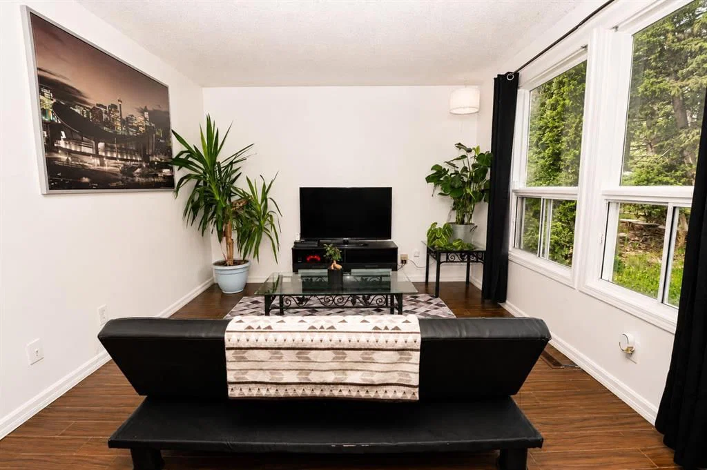 6527 Huntsbay Road NW, Calgary — photo 4 of 38