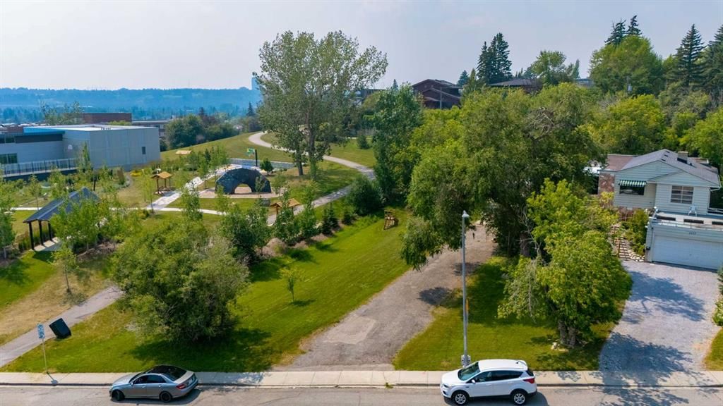 1213 17A Street NW, Calgary — photo 4 of 25
