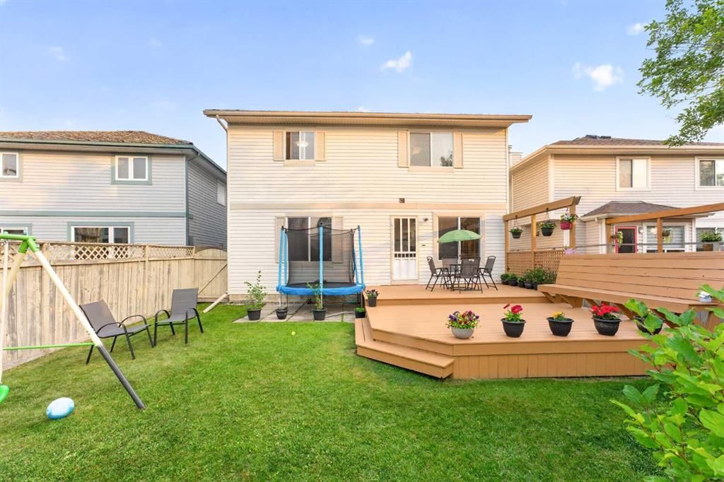 137 Douglas Glen Manor SE, Calgary — photo 5 of 49