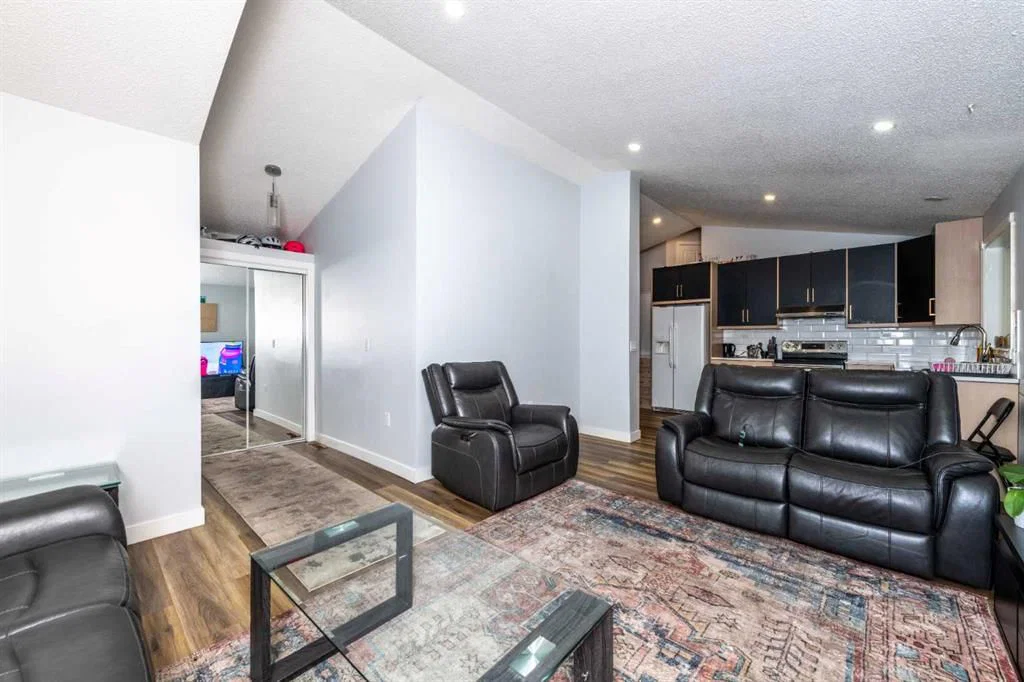 92 Martinwood Road NE, Calgary — photo 3 of 36