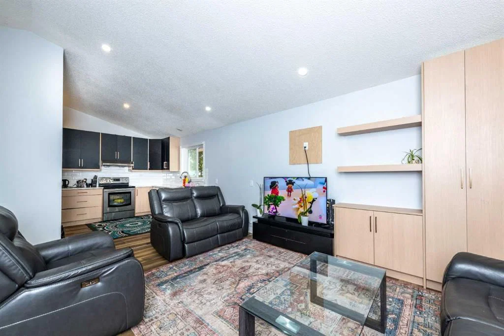 92 Martinwood Road NE, Calgary — photo 4 of 36