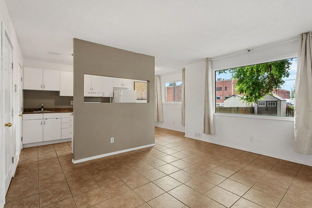B, 6120 33 Avenue NW, Calgary — photo 2 of 32