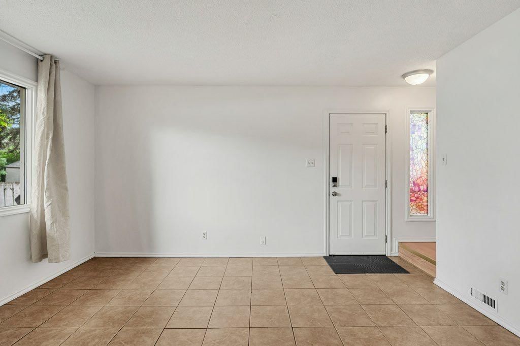 B, 6120 33 Avenue NW, Calgary — photo 3 of 32
