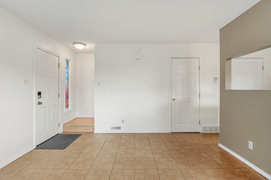 B, 6120 33 Avenue NW, Calgary — photo 4 of 32
