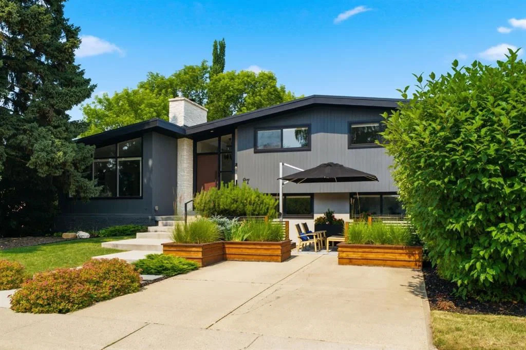 97 Chinook Drive SW, Calgary — photo 2 of 50