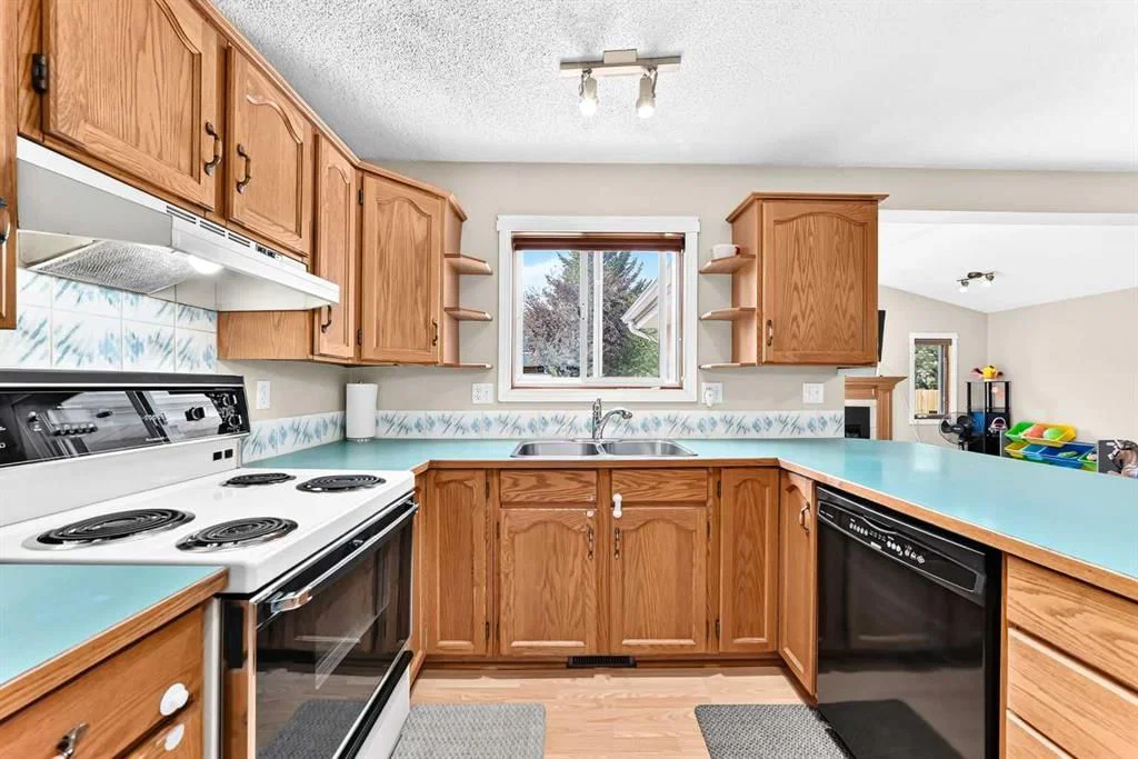 216 Millbank Road SW, Calgary — photo 3 of 39