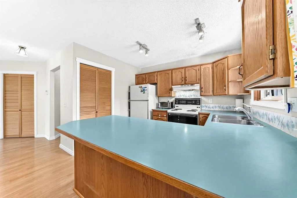 216 Millbank Road SW, Calgary — photo 4 of 39