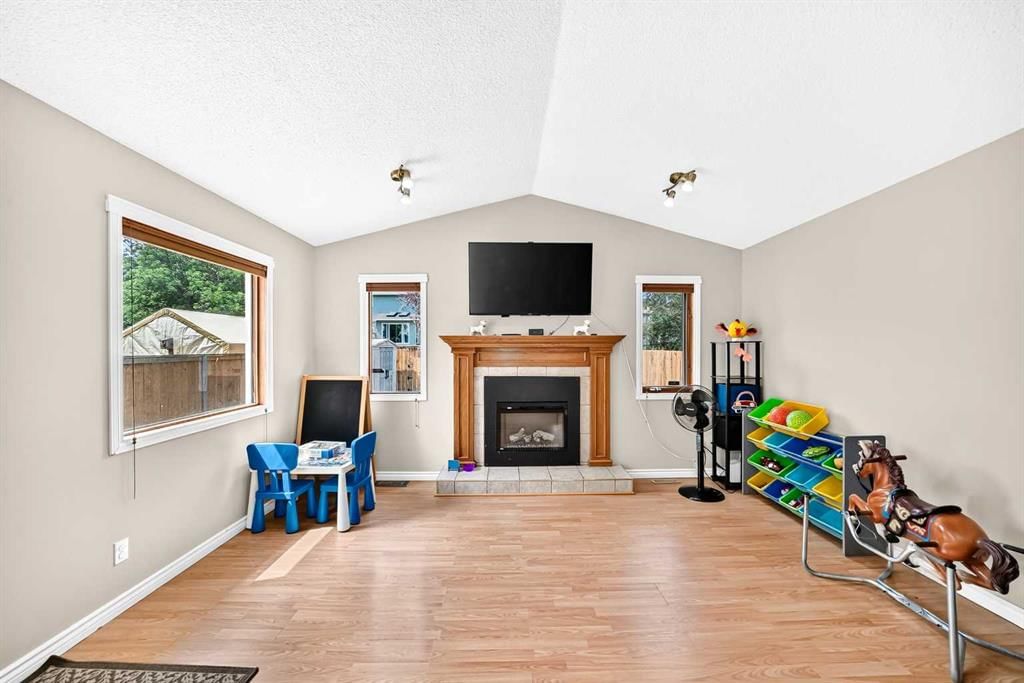 216 Millbank Road SW, Calgary — photo 5 of 39