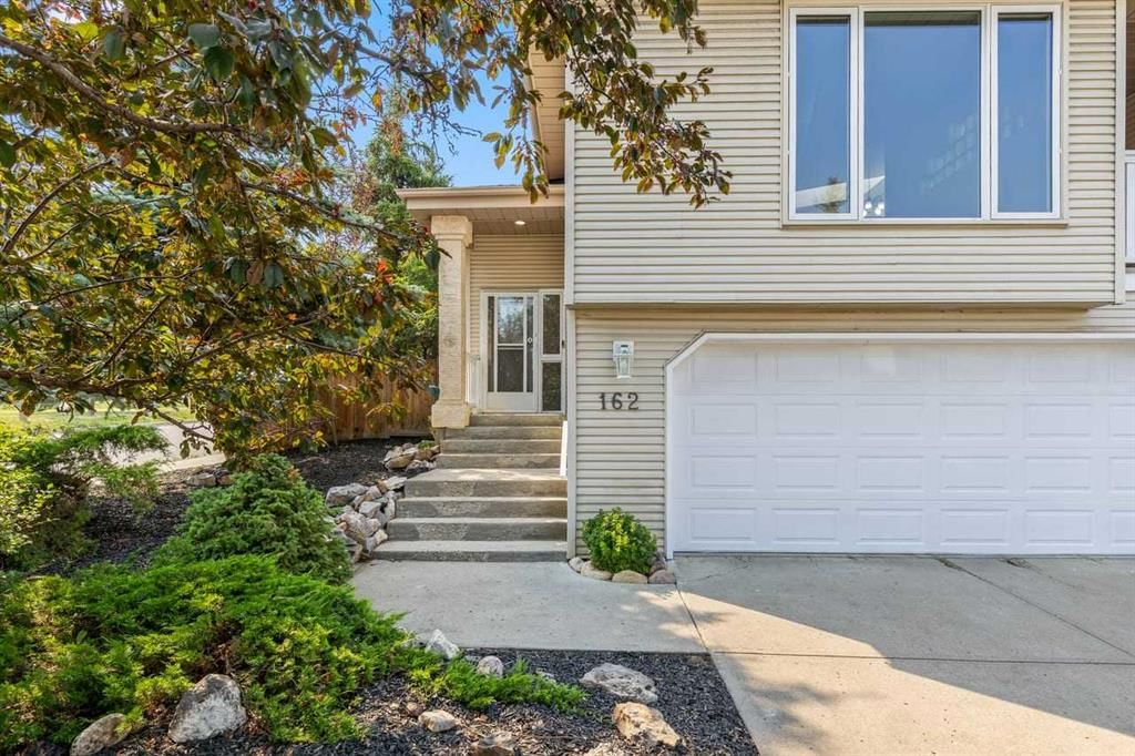 162 Millbank Hill SW, Calgary — photo 2 of 19