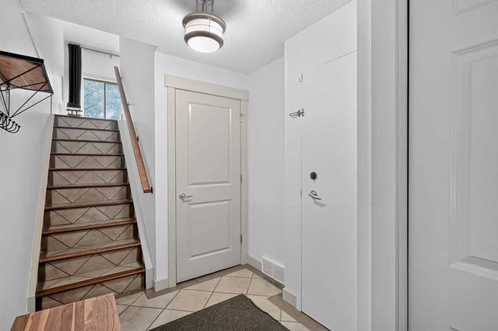 571 Point Mckay Grove NW, Calgary — photo 2 of 35