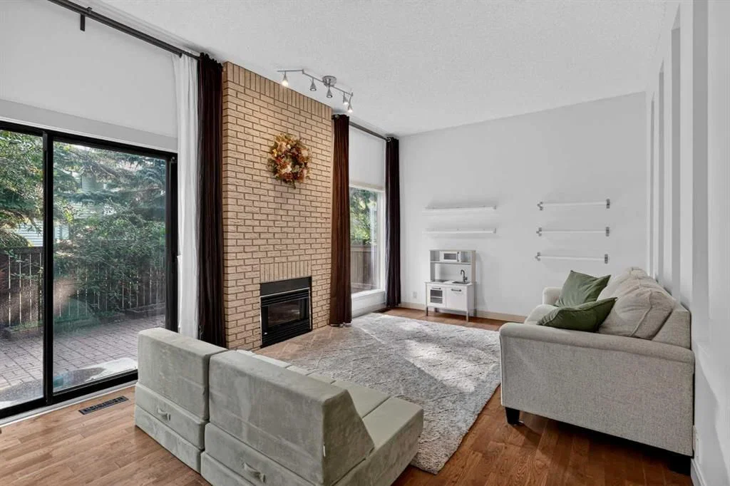 571 Point Mckay Grove NW, Calgary — photo 4 of 35
