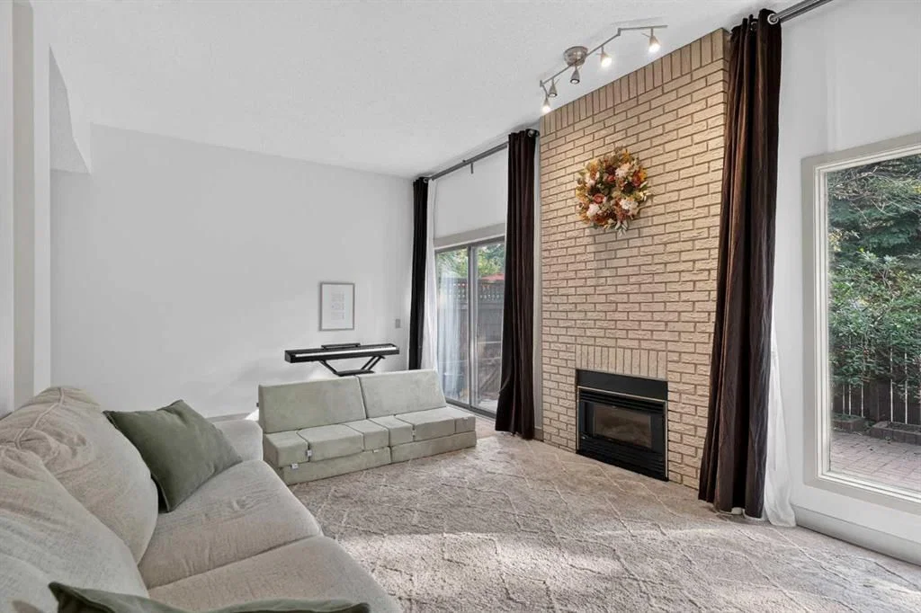 571 Point Mckay Grove NW, Calgary — photo 5 of 35