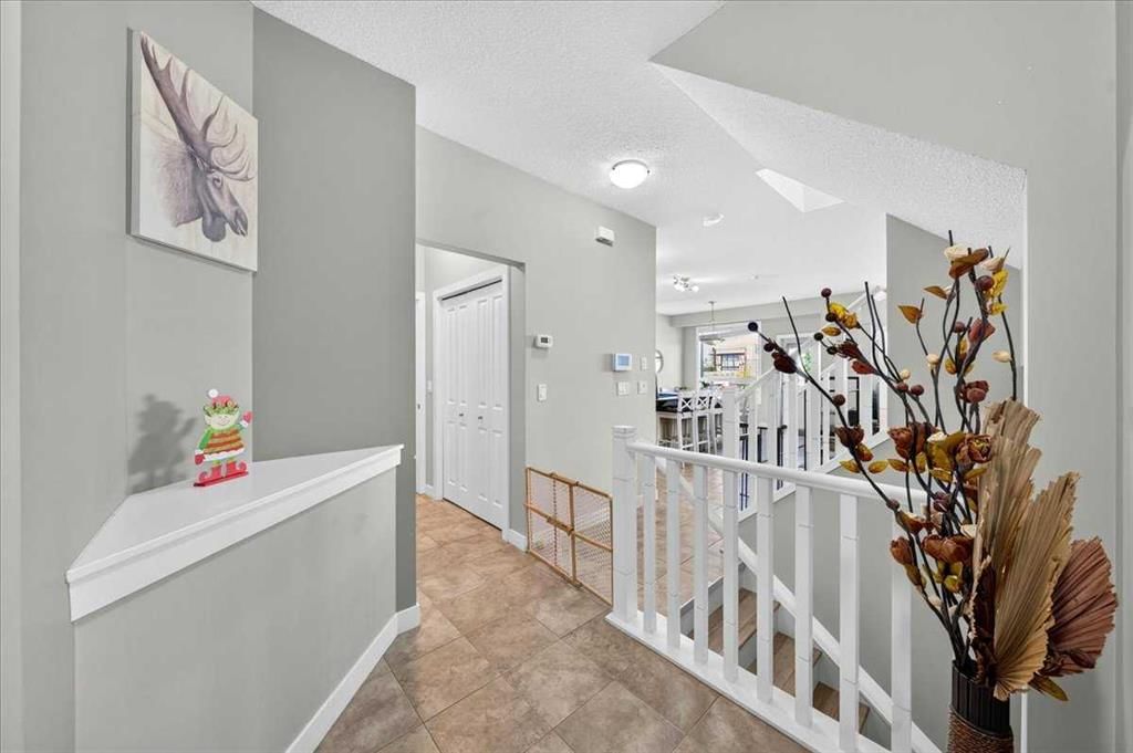 251 Hillcrest Circle SW, Airdrie — photo 3 of 32