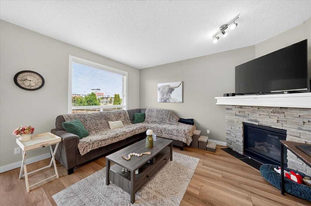 251 Hillcrest Circle SW, Airdrie — photo 5 of 32